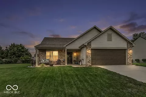 672 Grassy Bend Dr, Greenwood, IN 46143
