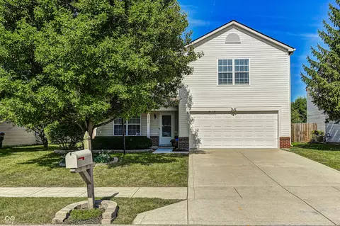 2732 Monarchy Ln, Greenwood, IN 46143