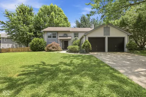 555 Hunters Trl, Greenwood, IN 46142
