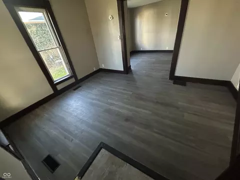 Living - 739 Maple St, Columbus, IN 47201 photo 2 of 3