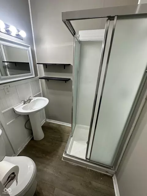 Bath - 739 Maple St, Columbus, IN 47201 photo 3 of 5