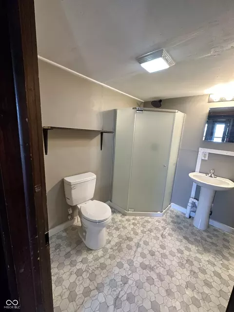 Bath - 739 Maple St, Columbus, IN 47201 photo 4 of 5