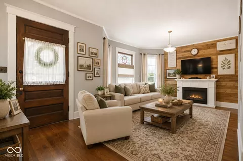 Living - 400 E State St, Pendleton, IN 46064 photo 1 of 3