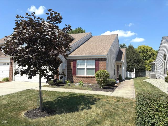 2734 Cadogan Dr, Greenwood, IN 46143