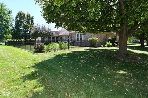 675 Caesar Dr, Avon, IN 46123 photo 2
