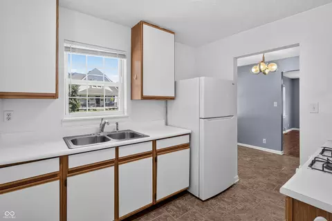 Kitchen - 302 Smith St, Columbus, IN 47201 photo 2 of 4