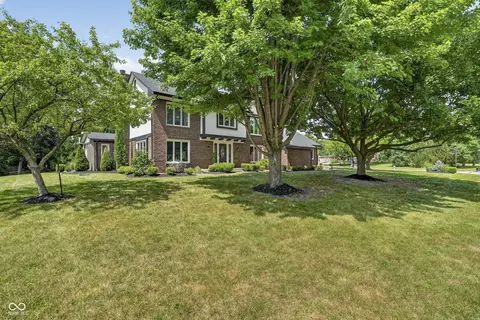 1565 Village Walk Dr, Zionsville, IN 46077