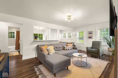Living - 802 25th, Columbus, IN 47201 photo 5 of 5