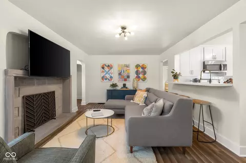 Living - 802 25th, Columbus, IN 47201 photo 4 of 5