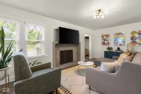 Living - 802 25th, Columbus, IN 47201 photo 3 of 5