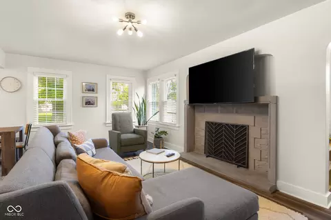 Living - 802 25th, Columbus, IN 47201 photo 1 of 5