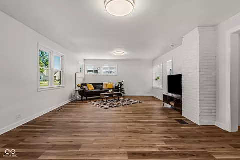 Living - 2007 Maple St, Columbus, IN 47201 photo 1 of 6