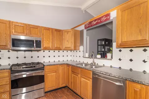 Kitchen - 101 Canterbury Rd, Pendleton, IN 46064 photo 2 of 3