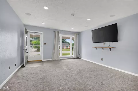 Living - 1504 Sheri Cir, Plainfield, IN 46168 photo 3 of 9