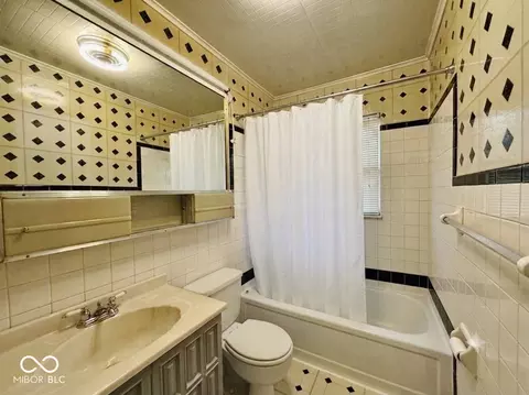 Bath - 415 E 28th St, Muncie, IN 47302 photo 1 of 1