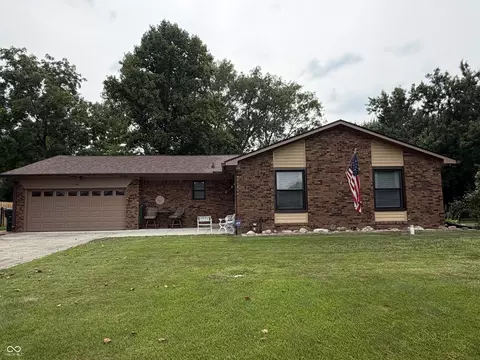 1186 Fox Trail Dr W, New Palestine, IN 46163