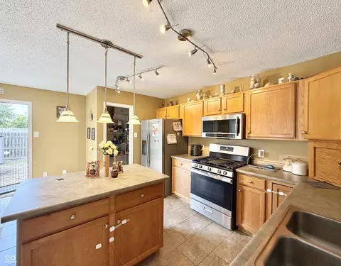 Kitchen - 8267 S Evening Dr, Pendleton, IN 46064 photo 2 of 3