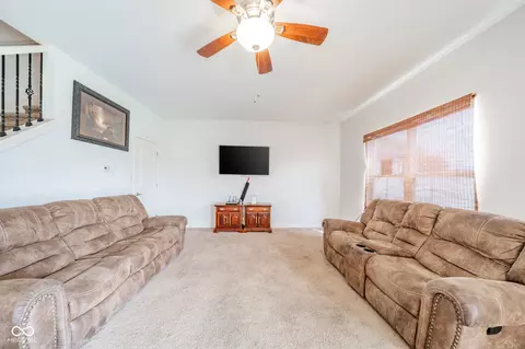 Living - 1685 Fair Weather Dr, Pendleton, IN 46064 photo 2 of 4