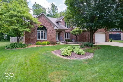 3897 S Woodfield Dr S, New Palestine, IN 46163