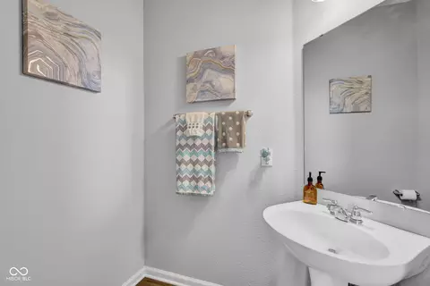 Bath - 2397 Shadow Ct, Columbus, IN 47201 photo 2 of 2
