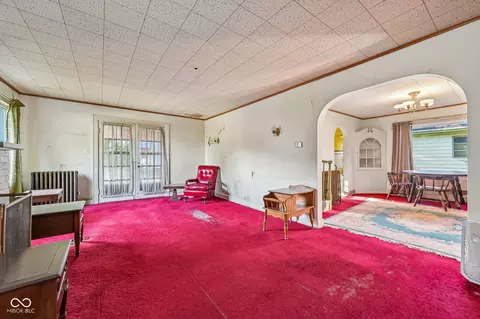 Living - 327 E 37th St, Anderson, IN 46013 photo 1 of 2