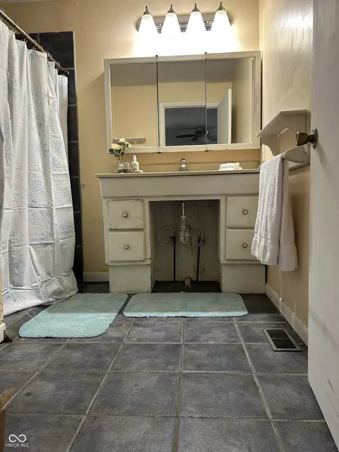 Bath - 6350 W Apache Dr, Indianapolis, IN 46254 photo 2 of 2