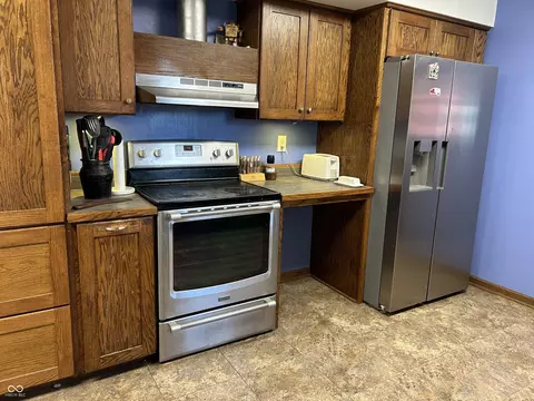 Kitchen - 6350 W Apache Dr, Indianapolis, IN 46254 photo 4 of 4