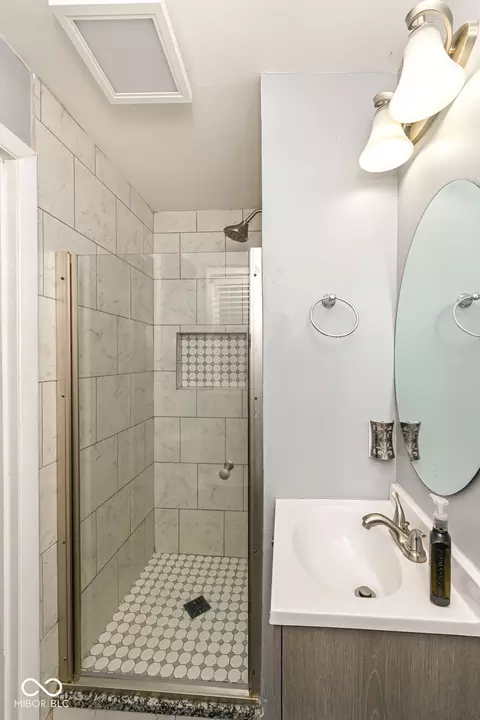 Bath - 7316 S Woodrow Dr, Pendleton, IN 46064 photo 2 of 3
