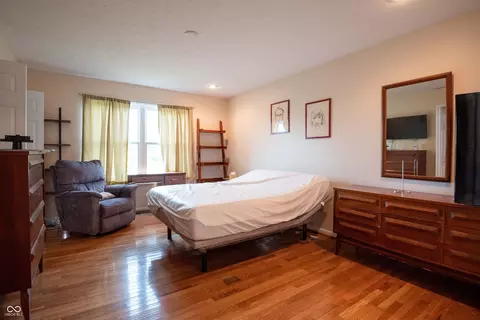 Bedroom - 8464 E 25th St, Columbus, IN 47203 photo 3 of 11