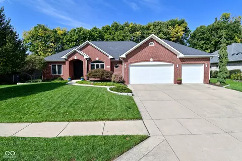 498 White Oak Ln, Greenwood, IN 46142