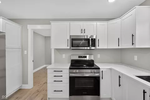Kitchen - 5211 S 450 Rd E, Columbus, IN 47203 photo 6 of 8