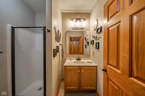 Bath - 6302 Woodchuck Dr, Pendleton, IN 46064 photo 2 of 5
