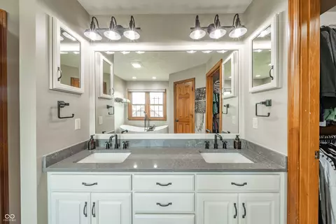 Bath - 6302 Woodchuck Dr, Pendleton, IN 46064 photo 3 of 5
