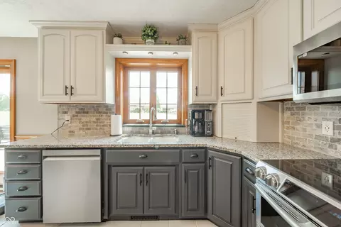 Kitchen - 6302 Woodchuck Dr, Pendleton, IN 46064 photo 2 of 4