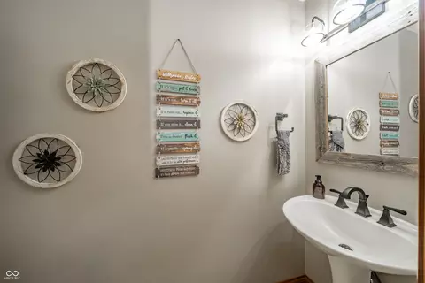 Bath - 6302 Woodchuck Dr, Pendleton, IN 46064 photo 1 of 5