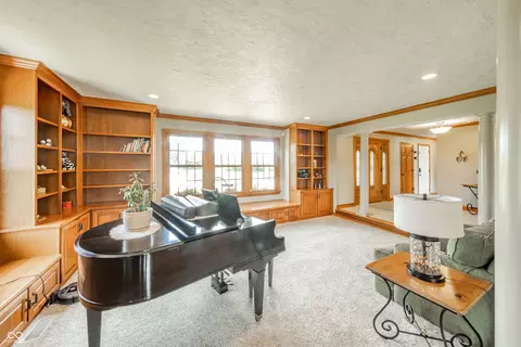 Living - 6302 Woodchuck Dr, Pendleton, IN 46064 photo 2 of 5
