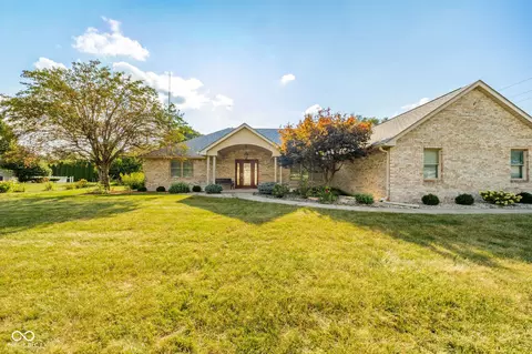 807 Spring Valley Dr, Anderson, IN 46011