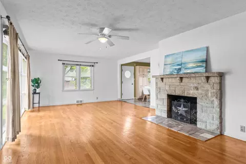 Living - 627 E Main St, Plainfield, IN 46168 photo 2 of 7