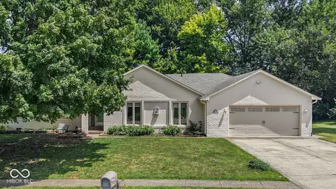 609 La Reforma Dr, Greenwood, IN 46143