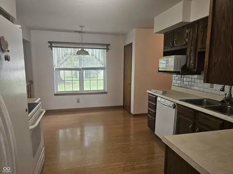 Kitchen - 946 Johnathan Dr, Plainfield, IN 46168 photo 2 of 3