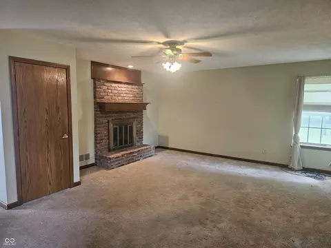 Living - 946 Johnathan Dr, Plainfield, IN 46168 photo 1 of 6