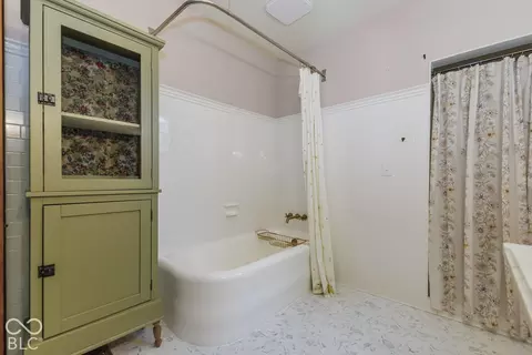 Bath - 401 E 7th St, Muncie, IN 47302 photo 3 of 8