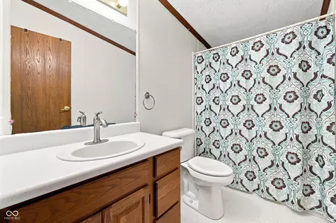 Bath - 805 Reformatory Rd, Pendleton, IN 46064 photo 3 of 4