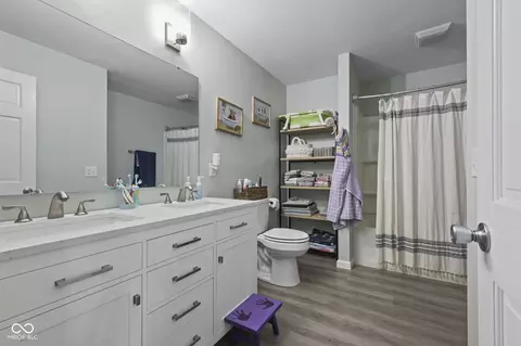 Bath - 812 Longfellow Ln, Plainfield, IN 46168 photo 1 of 5