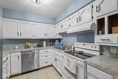 Kitchen - 812 Longfellow Ln, Plainfield, IN 46168 photo 3 of 4