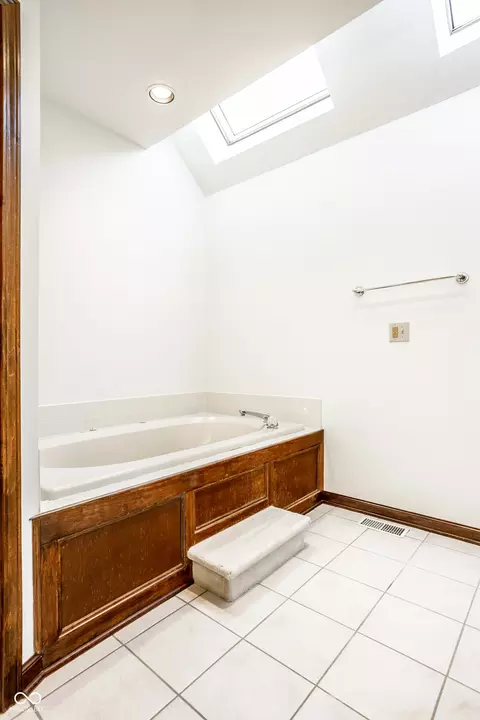 Bath - 2540 Sutton Ave, Carmel, IN 46032 photo 3 of 8