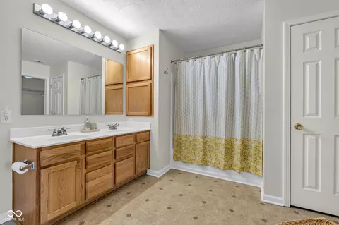 Bath - 8608 Valarian Dr, Plainfield, IN 46168 photo 1 of 2