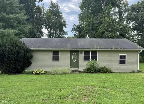 102 E Davidson St, Staunton, IN 47881