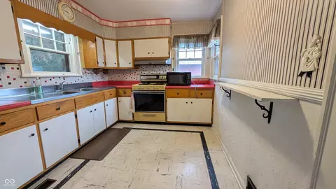 Kitchen - 922 Elbert St, Indianapolis, IN 46227 photo 2 of 2