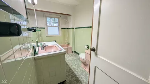 Bath - 922 Elbert St, Indianapolis, IN 46227 photo 1 of 1
